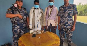 सीमामा सशस्त्र प्रहरीको कडाई: ५ लाख बढी अवैध नगदसहित दुई जना पक्राउ, कुखुरा पनि नष्ट