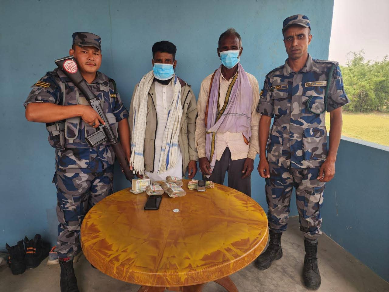 सीमामा सशस्त्र प्रहरीको कडाई: ५ लाख बढी अवैध नगदसहित दुई जना पक्राउ, कुखुरा पनि नष्ट