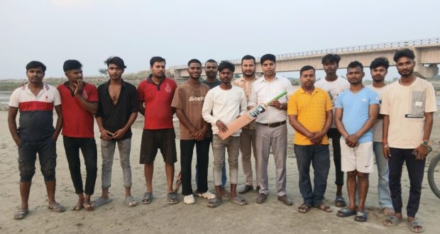 युवा नेता पटेलद्वारा क्रिकेट टिमलाई ब्याट सहयोग, खेलाडी उत्साहित