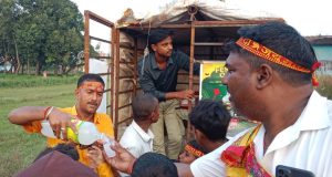 कटहरियामा बेलन्यौतन पूजामा निराला जेनरल स्टोरद्वारा भक्तजनलाई निम्बु पानीबाट स्वागत